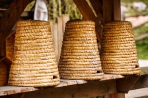 Alte Bienenstöcke aus Stroh